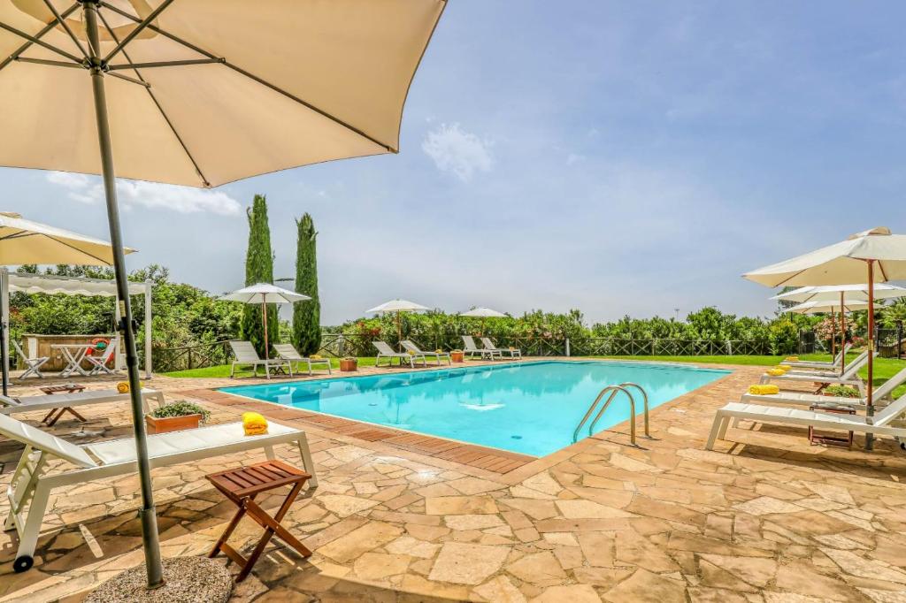 Bazén v ubytování Relais Pian Di Vico nebo v jeho okolí