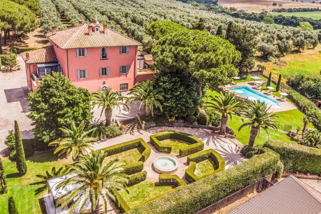 una vista aérea de una casa con jardín en Relais Pian Di Vico, en Tuscania