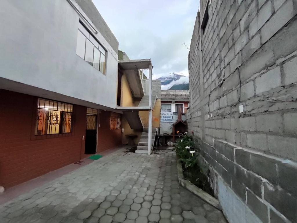un callejón entre dos edificios al lado de un edificio en Casa Vacacional en Baños de Agua Santa, en Baños