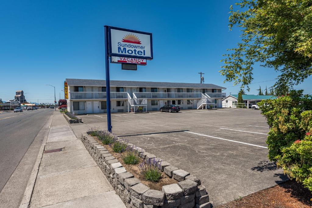 una señal de motel frente a un estacionamiento en Sundowner Motel Sequim, en Sequim