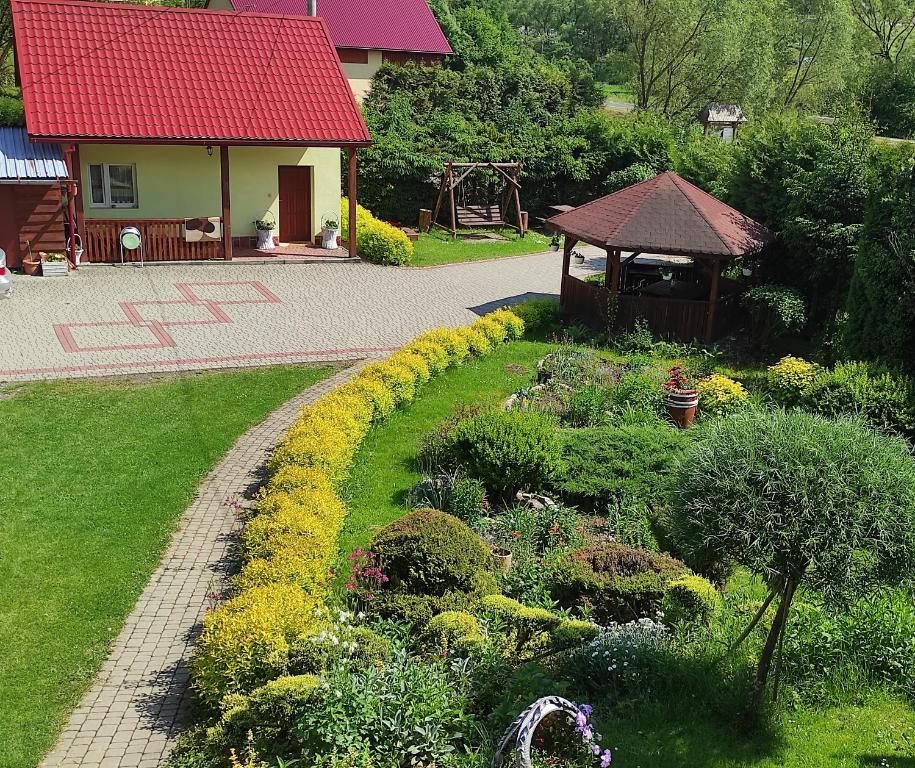 Vonkajšia záhrada v ubytovaní Domek u Doroty Orelec k Soliny