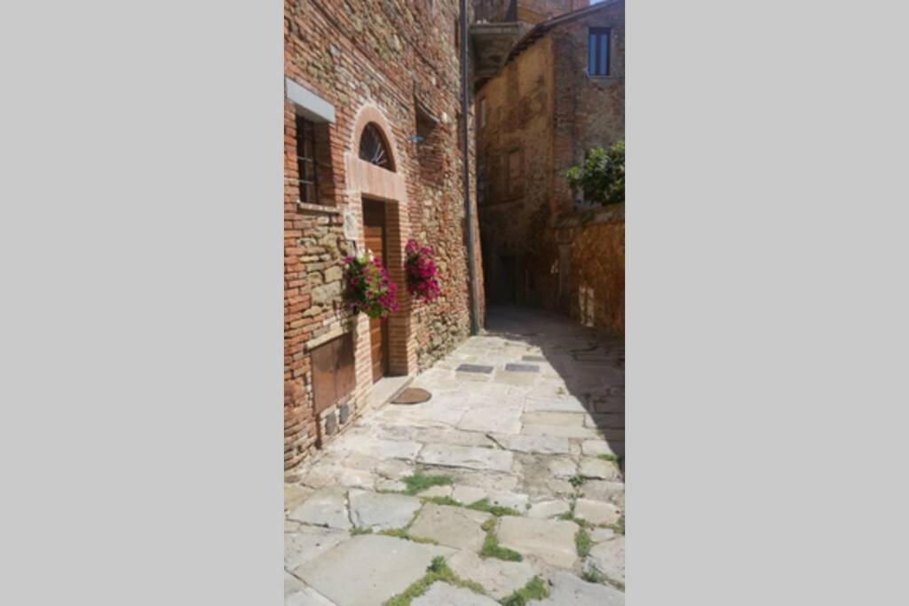 een steegje in een oud gebouw met een stenen loopbrug bij Country flat Il Nido in Panicale