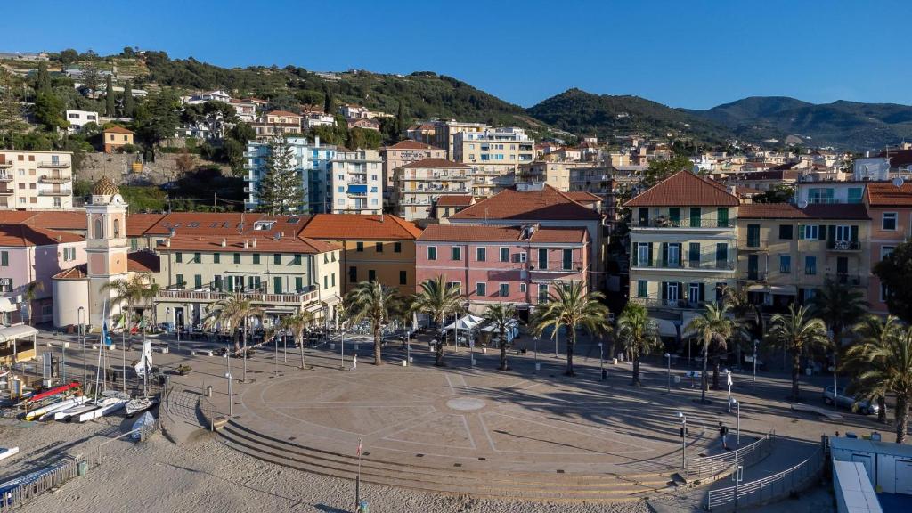 - une vue sur une ville avec des palmiers et des bâtiments dans l'établissement Hotel Vita Serena, à Arma di Taggia