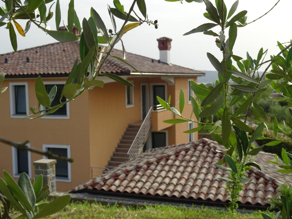 uma casa com uma escada em frente em Val&Sol Apartments em Sečovlje
