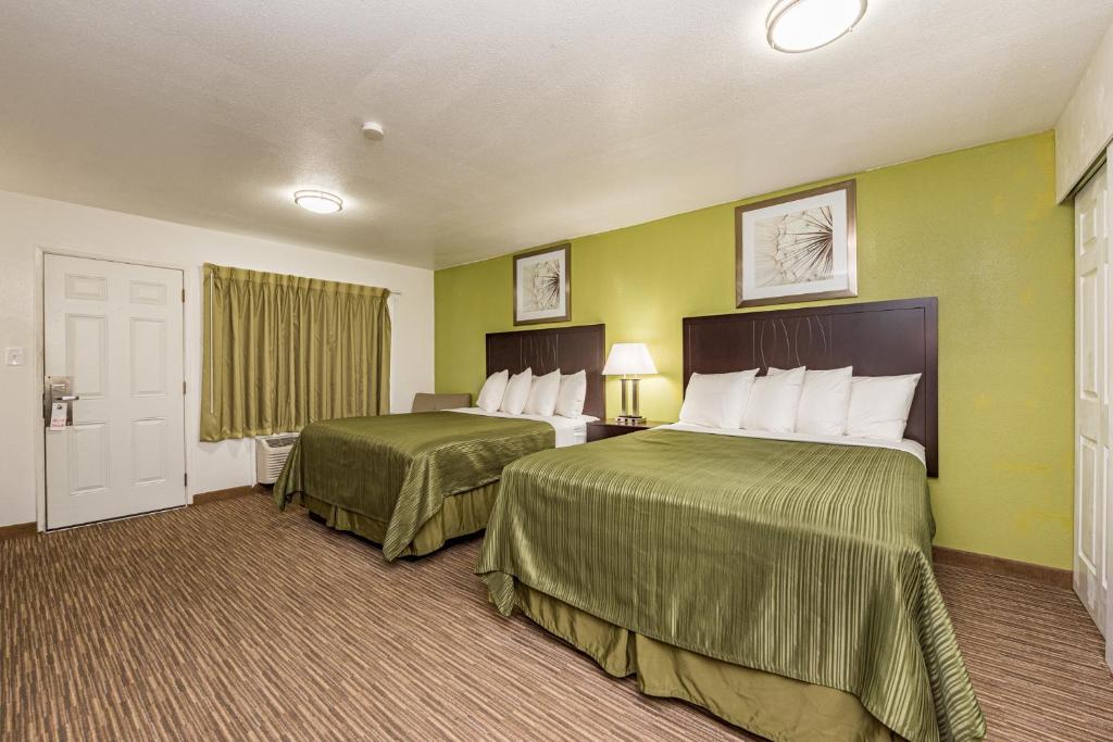 Postel nebo postele na pokoji v ubytování Sundowner Motel Sequim