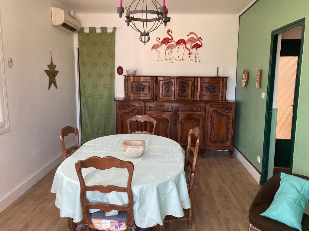 ein Esszimmer mit einem Tisch und Stühlen in der Unterkunft la provence 17 les horizons clairs chemin des passons in Aubagne