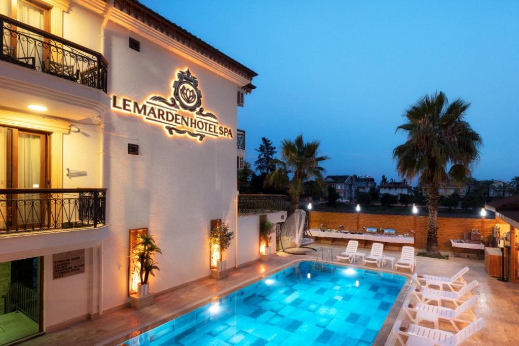 un hotel con piscina frente a un edificio en Le Marden Hotel Spa en Tekirova