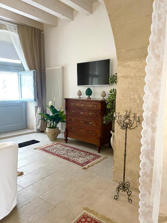 salon z telewizorem i komodą w obiekcie Ortigia MaaM Apartment w Syrakuzach