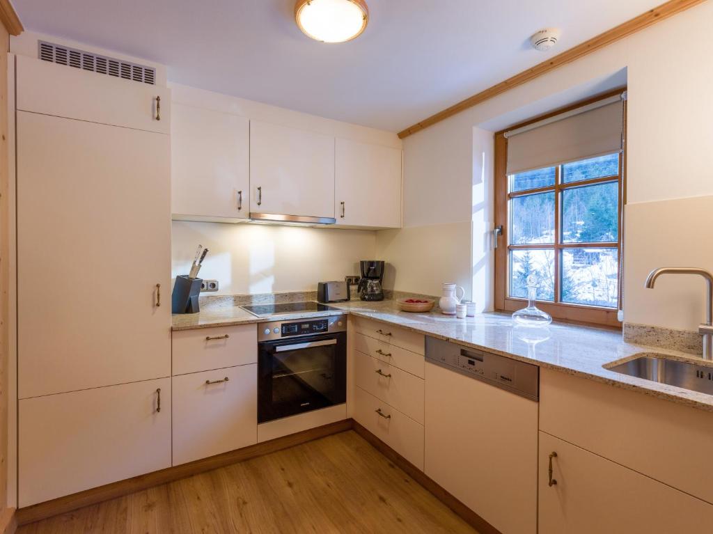 Kuchyň nebo kuchyňský kout v ubytování Ferienwohnungen-Gästehaus Altginzling