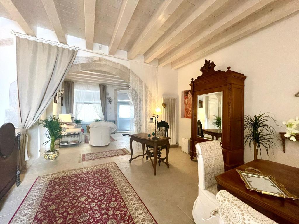 duży salon ze stołem i kanapą w obiekcie Ortigia MaaM Apartment w Syrakuzach