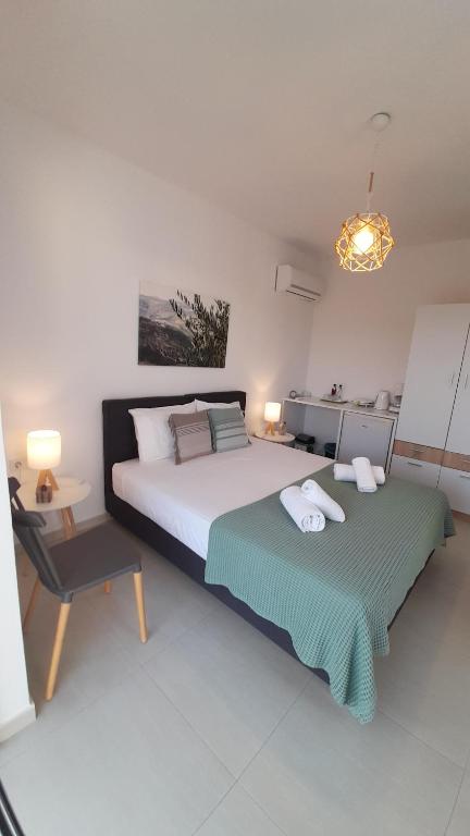 Postel nebo postele na pokoji v ubytování Studio Vasileios-The Best Luxury Guest Room in Spili