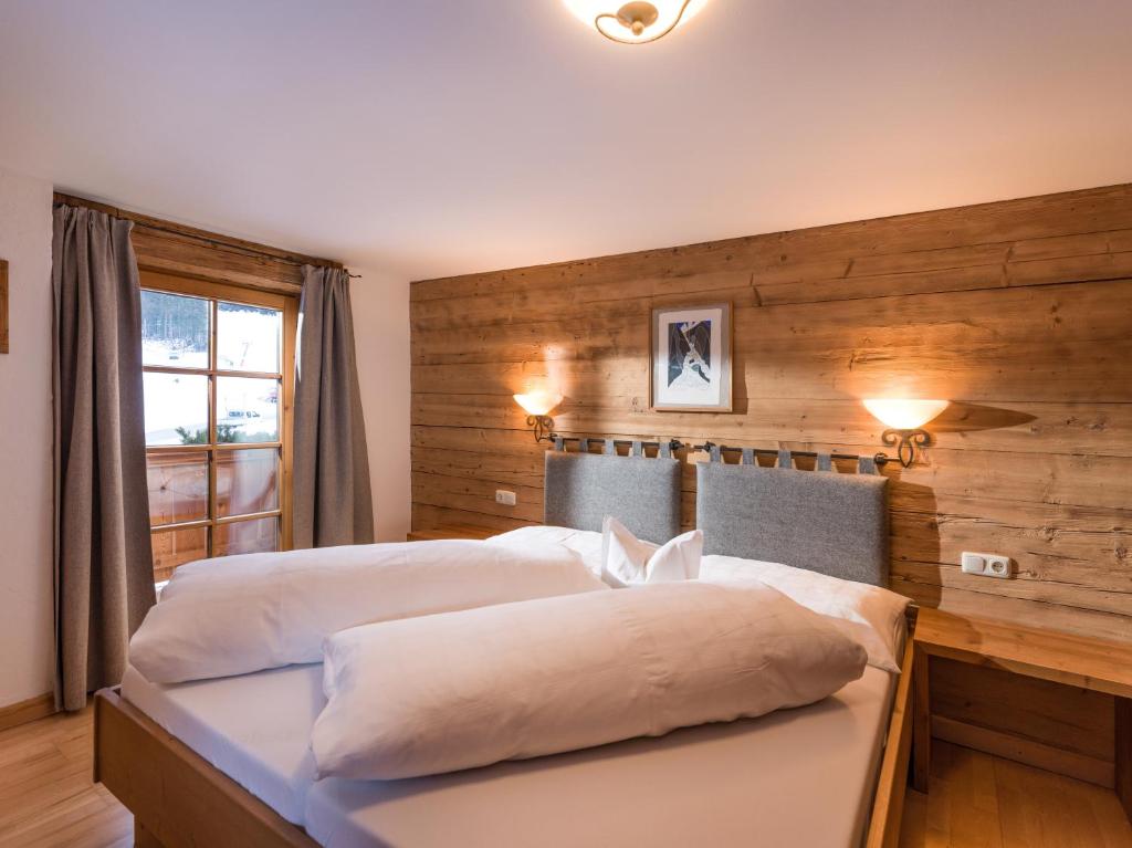 Postel nebo postele na pokoji v ubytování Ferienwohnungen-Gästehaus Altginzling