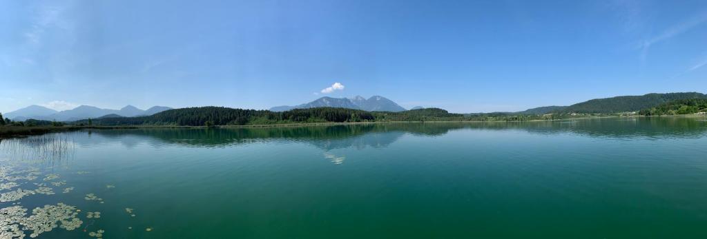 a large body of water with mountains in the background at Privatzimmer Haus Waltraud am Turnersee in Obersammelsdorf