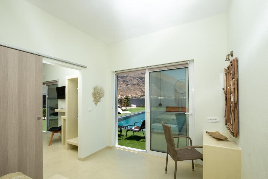 un soggiorno con vista sulla piscina di Sagma Villas a Perissa