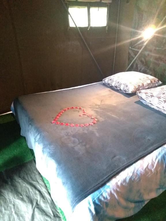 Postel nebo postele na pokoji v ubytování la tente du commandant français 1954 pour nuit insolite