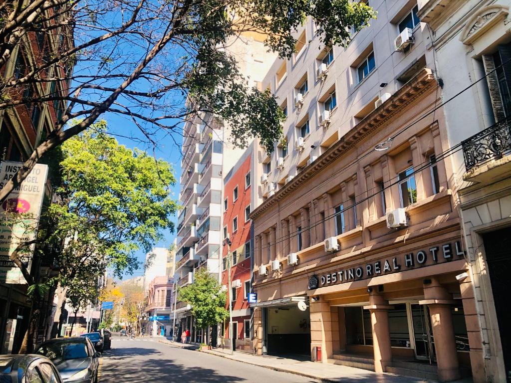 una strada in una città con un edificio di Destino Real Hotel a Buenos Aires