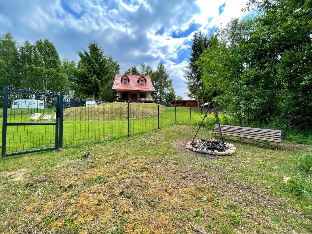 Vonkajšia záhrada v ubytovaní Domek nad jeziorem w Leleszkach