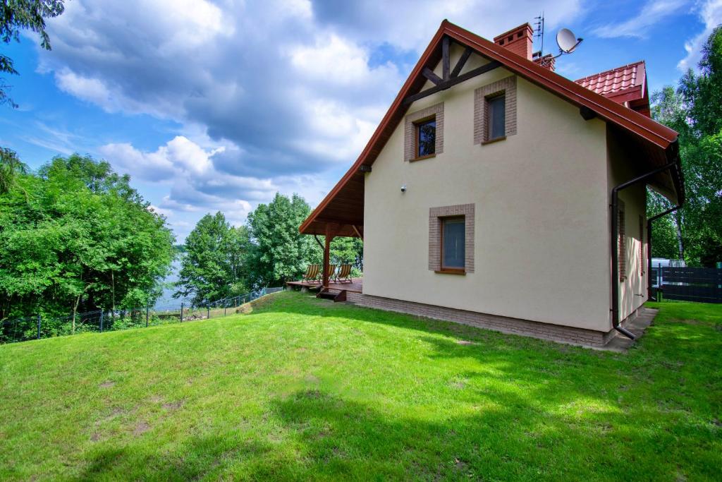 Vonkajšia záhrada v ubytovaní Domek nad jeziorem w Leleszkach