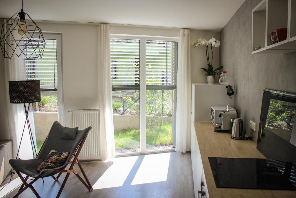 TV a/nebo společenská místnost v ubytování Jezerní apartmán s terasou a saunou v Lakepark Residence