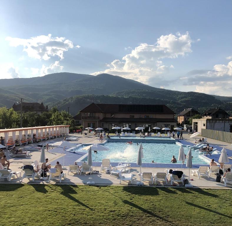 Nespecifikovaný výhled na hory nebo výhled na hory při pohledu z hotelu