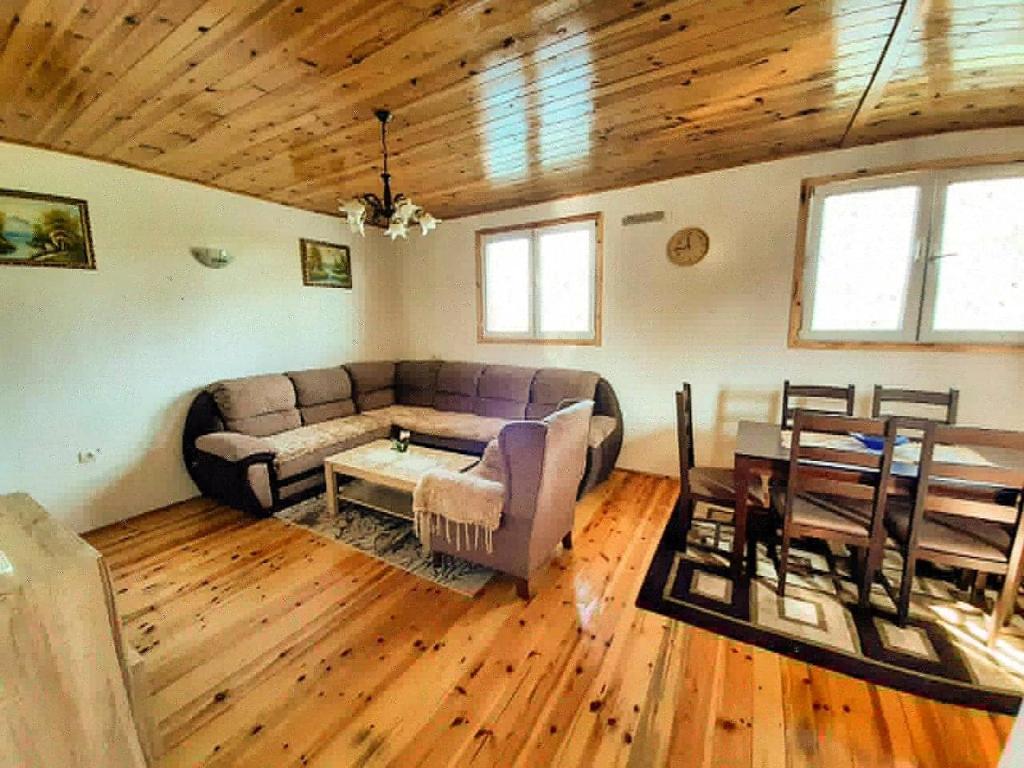 Istumisnurk majutusasutuses Durmitorski konaci apartments