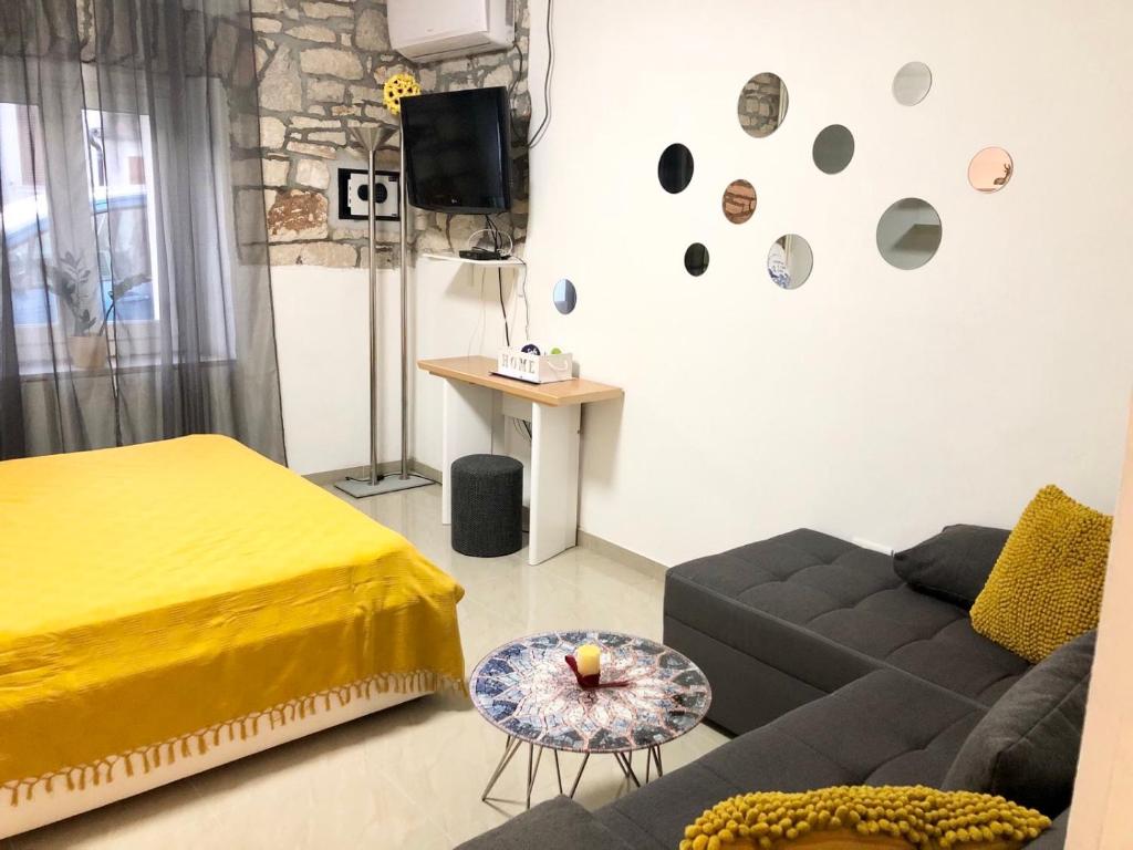 Postel nebo postele na pokoji v ubytování Apartments Eni & Dani