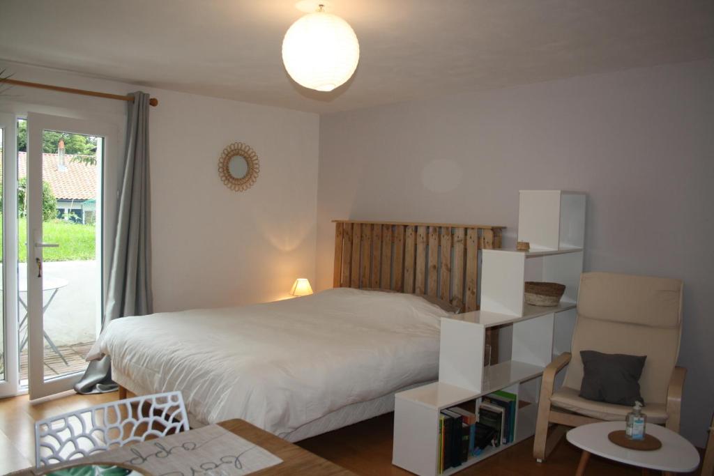 Chambre cosy avec coins cuisine et salle d'eau