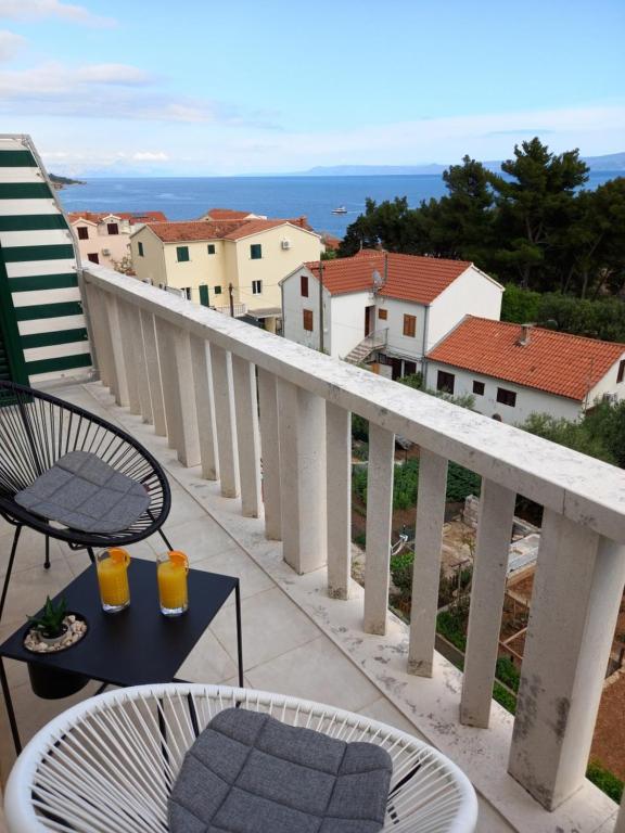 En balkong eller terrass på Apartments Jelavic Bol