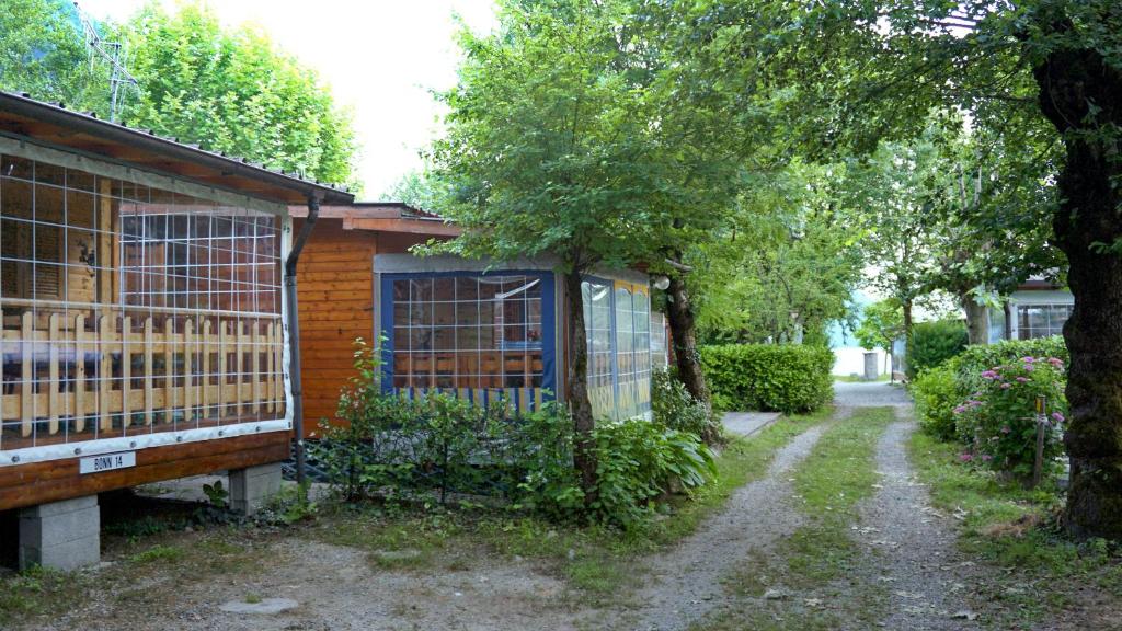une maison avec un portail sur son côté dans l'établissement VAKANTIEHUIS CASASinPORLEZZA - Camping Italië, à Porlezza