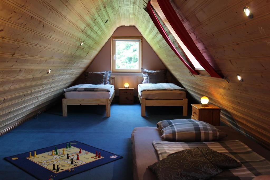 Säng eller sängar i ett rum på Ferienwohnung Villa am Golfplatz