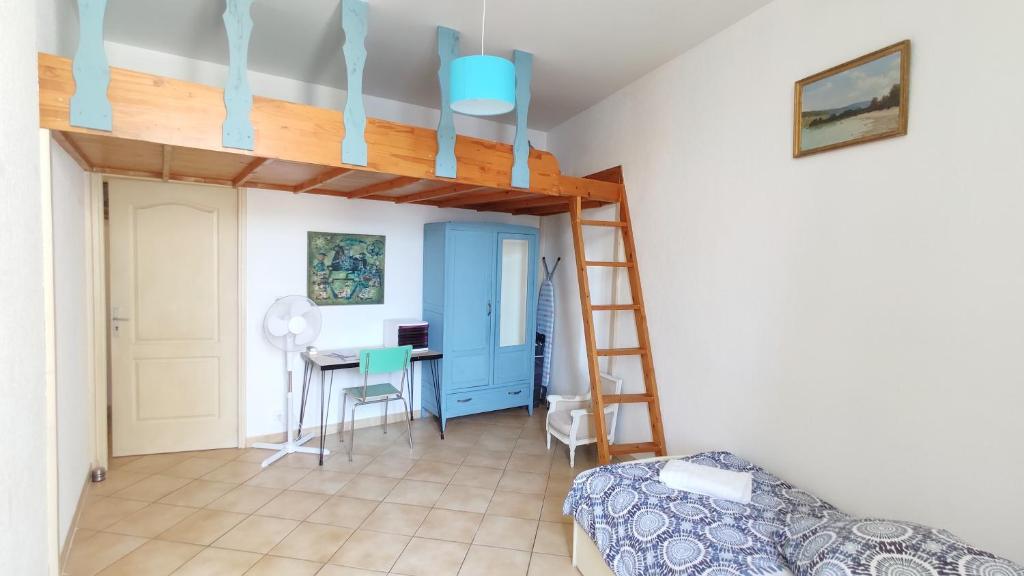 a room with a bunk bed and a desk and a ladder at Appartement 3 pièces ultra centre nice-ville in Nice