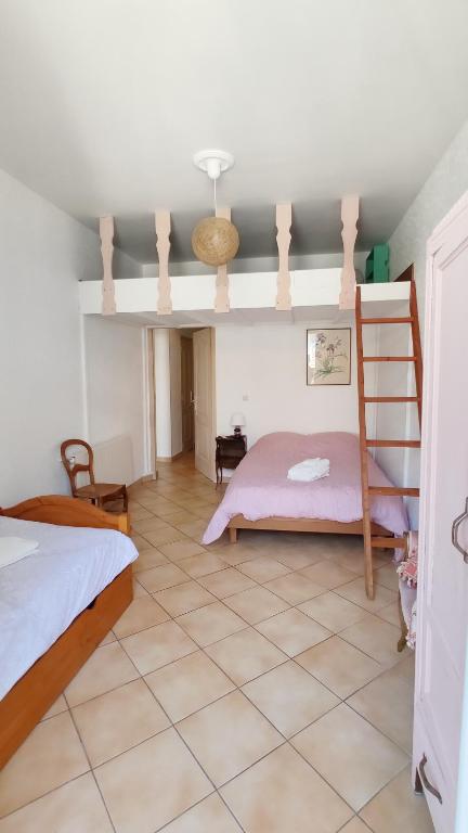 a bedroom with two bunk beds and a tiled floor at Appartement 3 pièces ultra centre nice-ville in Nice