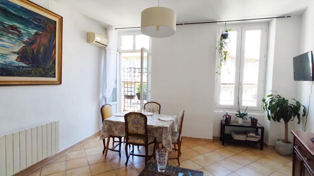 une salle à manger avec une table et des chaises dans l'établissement Appartement 3 pièces ultra centre nice-ville, à Nice