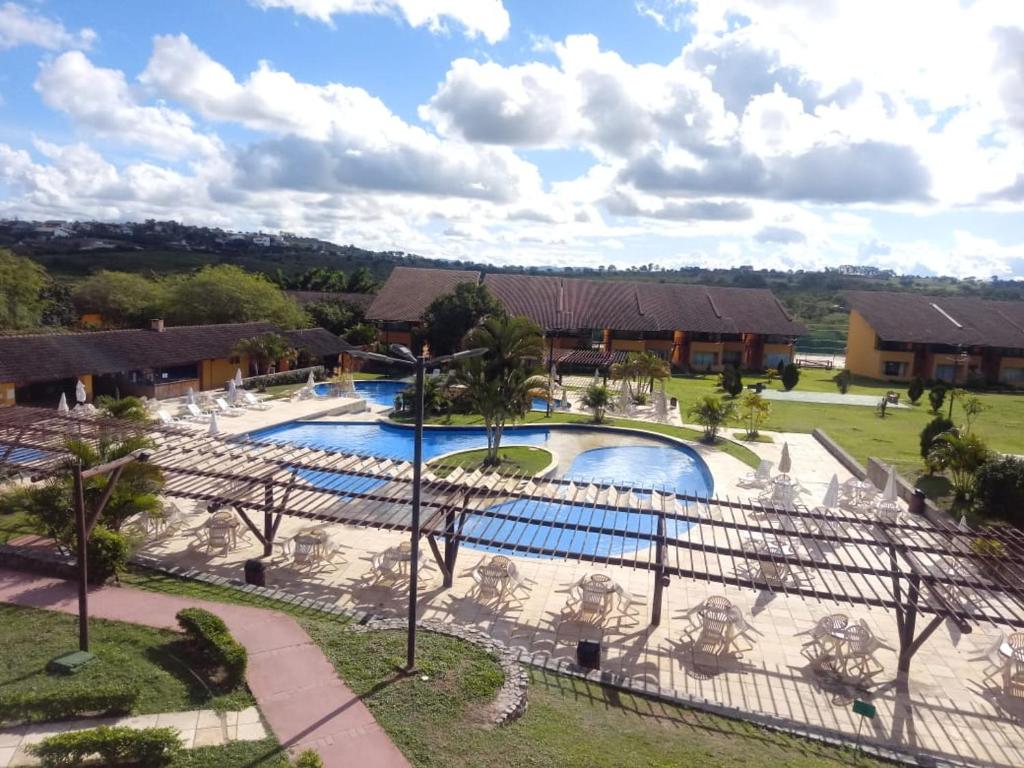 een uitzicht over een zwembad in een resort bij Winterville709 in Gravatá