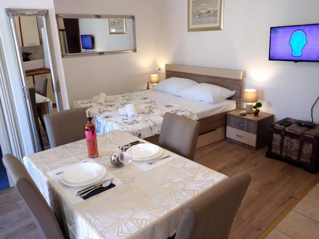 Postel nebo postele na pokoji v ubytování M&K studio apartment