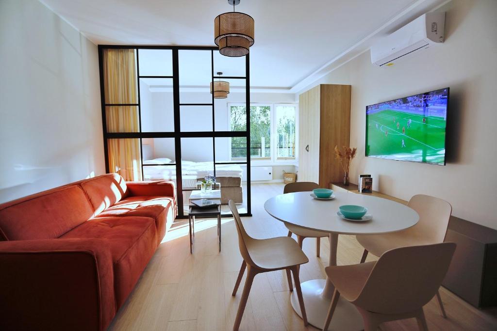 TV a/nebo společenská místnost v ubytování Enklawa Mielno apartamenty przy plaży