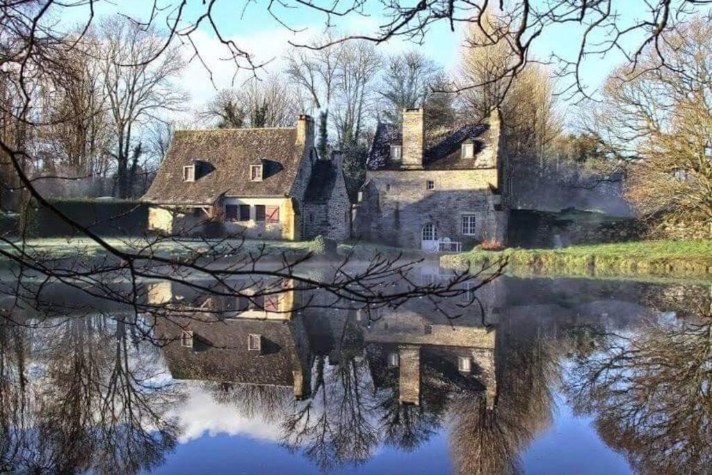 een weerspiegeling van een kasteel in het water bij Moulin de Lossulien in Le Relecq-Kerhuon