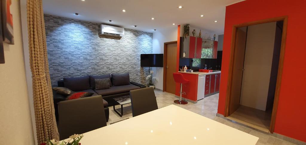 Televízia a/alebo spoločenská miestnosť v ubytovaní Holiday home Jass near Makarska