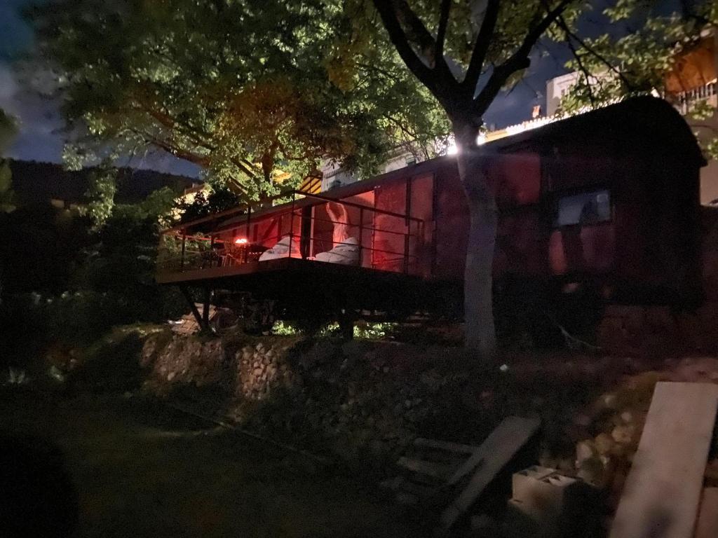 Zahrada ubytování Vagón Orient Express - Housevanlive