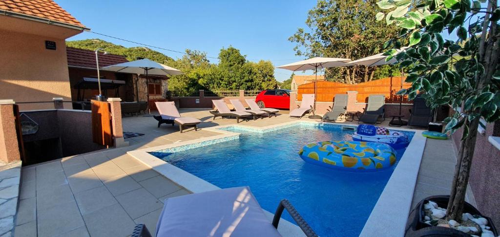 Bazén v ubytovaní Holiday home Jass near Makarska alebo v jeho blízkosti