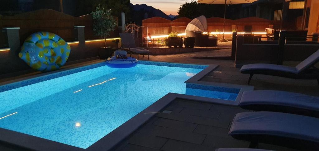 Bazén v ubytovaní Holiday home Jass near Makarska alebo v jeho blízkosti