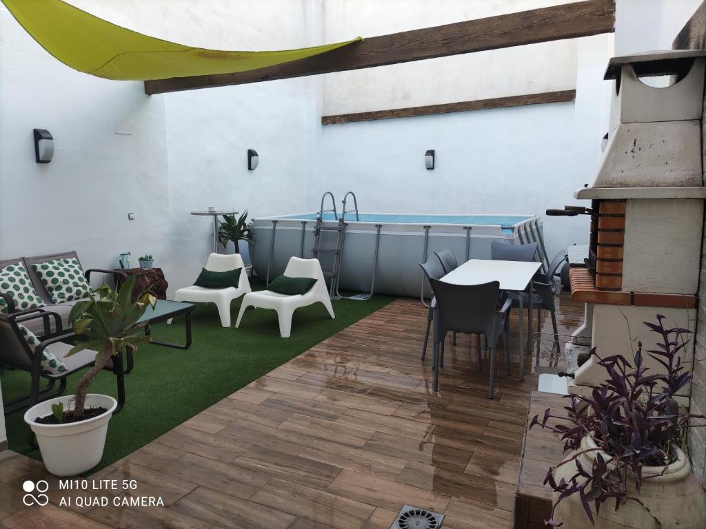 un patio con mesas y sillas en un edificio en Casa Cerca de Playa Gandia , Denia , Oliva y Benidorm, en Rafelcofer