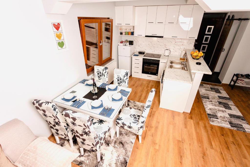 Kuchyň nebo kuchyňský kout v ubytování Apartmani IN Zlatar