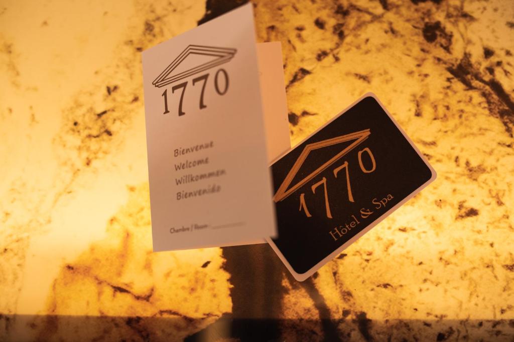 a tag that is on top of a table at Hôtel 1770 &amp; Spa in Le Pontet