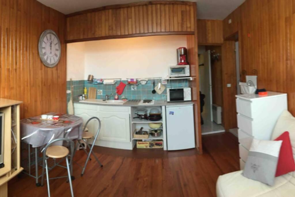 une petite cuisine avec une table et un réfrigérateur dans l'établissement Studio cabine 3 couchages près des pistes, à Orcières