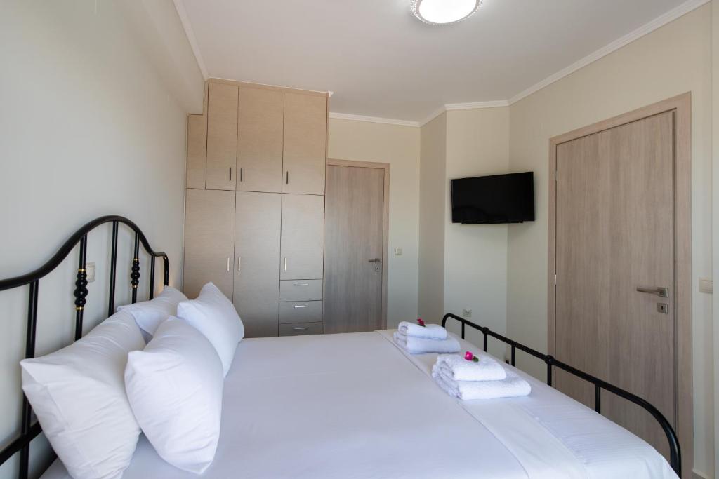 Łóżko lub łóżka w pokoju w obiekcie Voula Villa Luxury