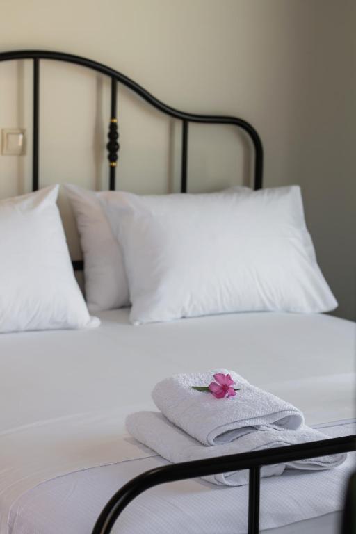 Łóżko lub łóżka w pokoju w obiekcie Voula Villa Luxury