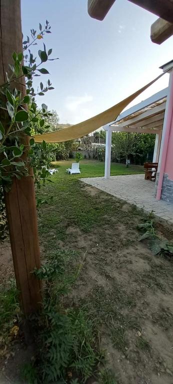 patio z markizą i ławką na dziedzińcu w obiekcie Casetta Furiana w mieście Procida
