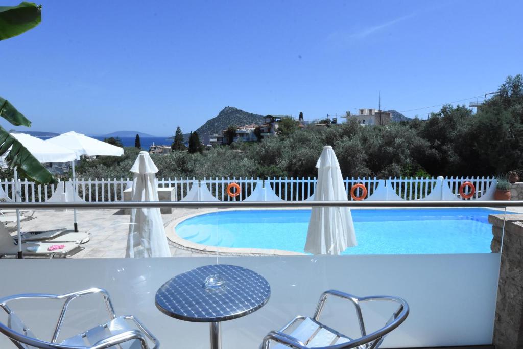 Bazén v ubytovaní Viaros Hotel Apartments alebo v jeho blízkosti