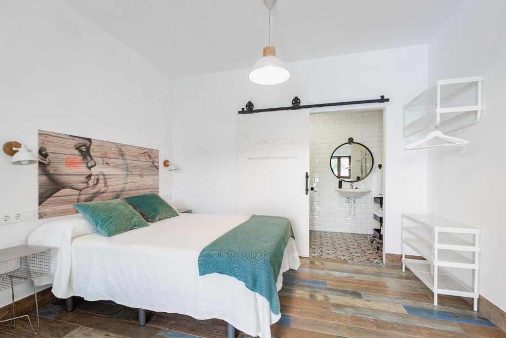 Postel nebo postele na pokoji v ubytování Apartamentos Rurales Cielo de Monfragüe